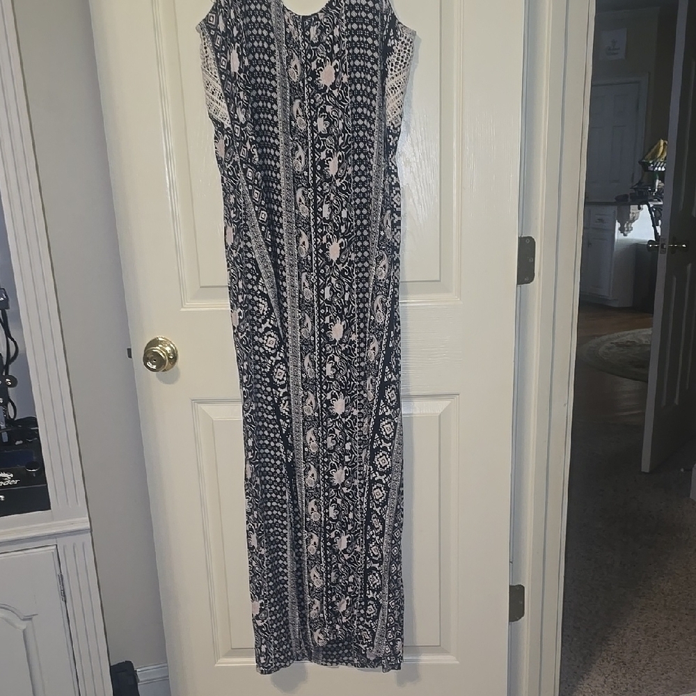 Elegant Lace-Trimmed Maxi Dress -‎ Black and White - Picture 3 of 5